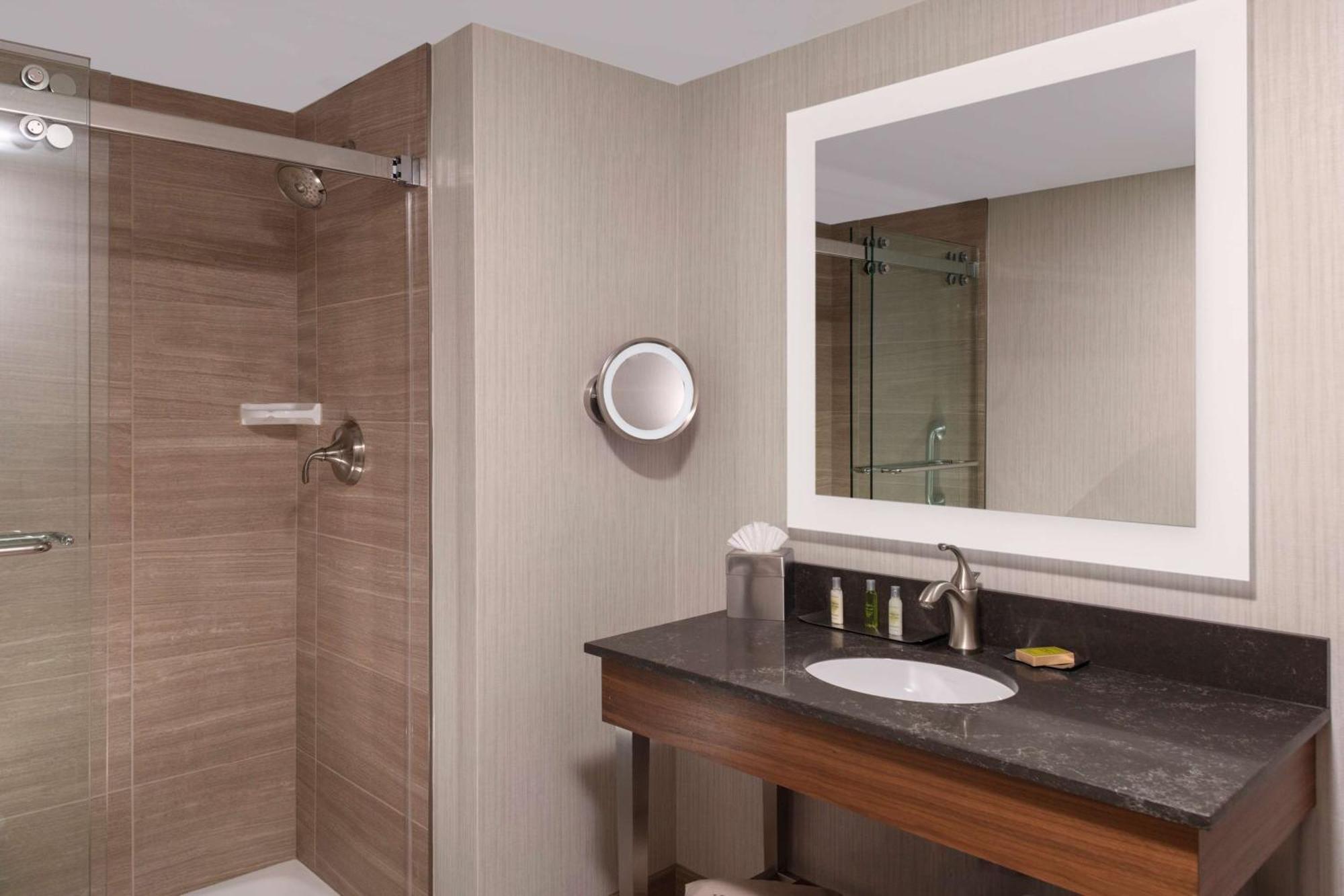 Doubletree By Hilton Hotel Burlington Vermont Exterior photo